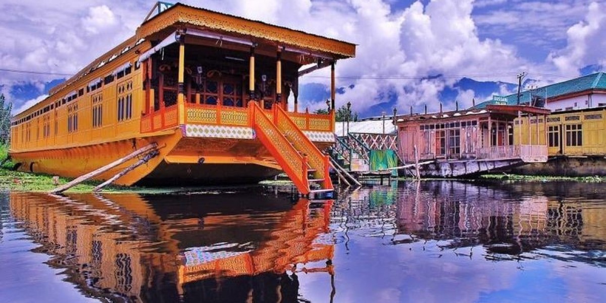 Experience Kashmir in Luxury on Srinagar’s Iconic Houseboats